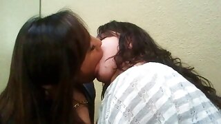 Brunette met kleine  ...